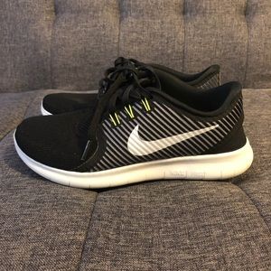 Women's Nike Free RN CMTR Shoes
